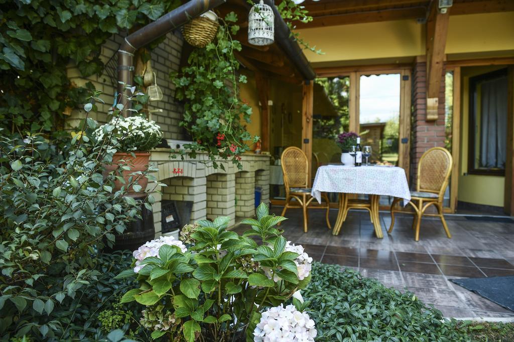 Siesta Vendeghaz Villa เอ็กเกอร์ ภายนอก รูปภาพ